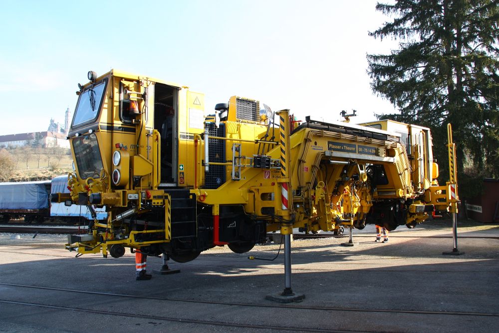 Stopfmaschine auf Tieflader (Gr&ouml;&szlig;e ca. 139 kb)