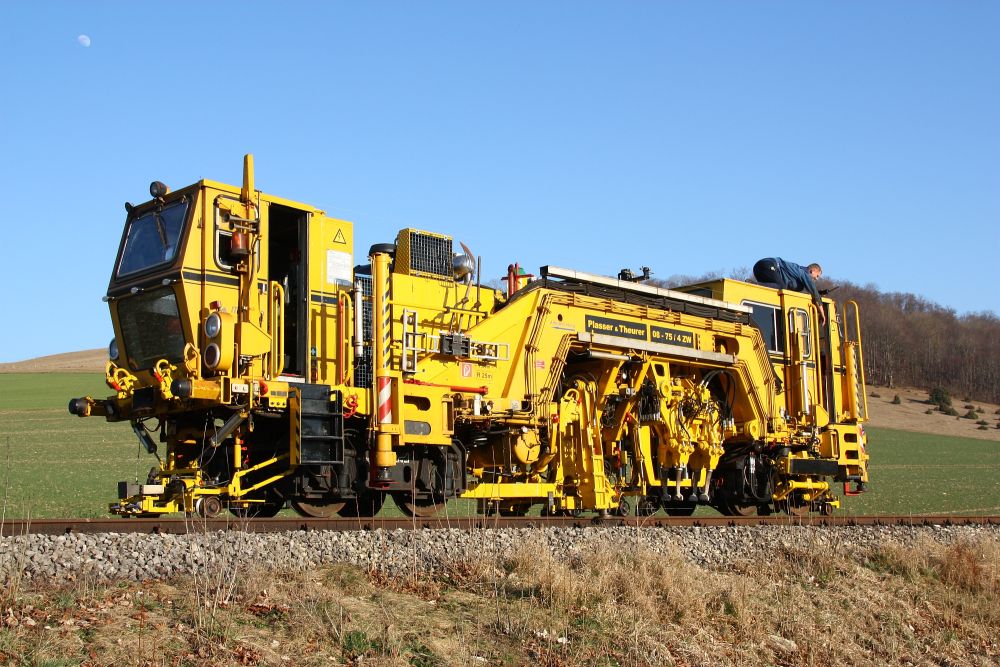 Stopfmaschine auf Tieflader (Gr&ouml;&szlig;e ca. 161 kb)