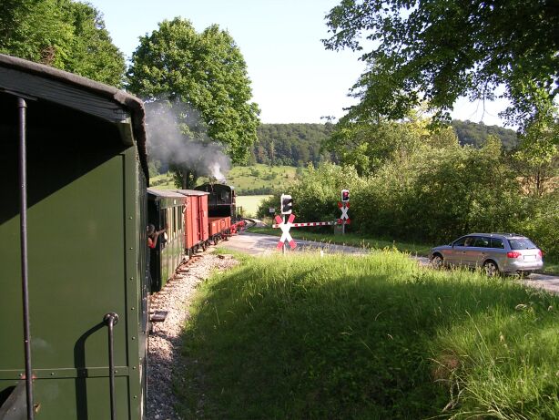 Der B&Uuml; heute aus der Zug-Perspektive (Gr&ouml;&szlig;e ca . 80 kb)