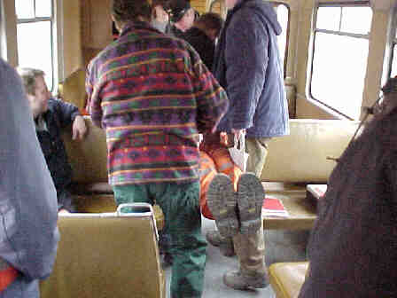 Abtransport im Wagen (Größe ca. 16 Kb)
