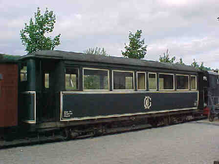 HMB 5 am Bahnsteig in Neresheim (Gr&ouml;&szlig;e ca. 13 Kb)