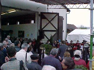 Ehreng&auml;ste und Musikkapelle (G&ouml;&szlig;e ca. 21Kb)