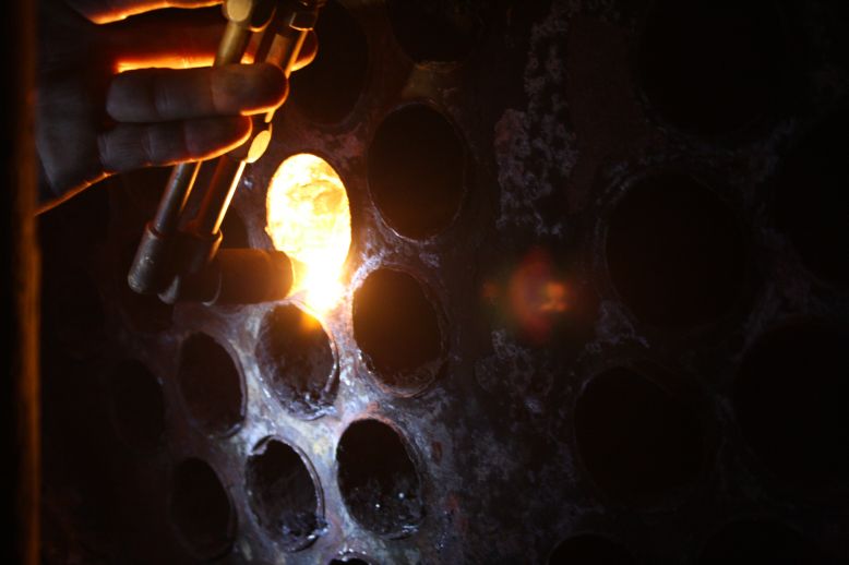 Funken spr&uuml;hen in der Feuerb&uuml;chse (Gr&ouml;&szlig;e 71 Kb)