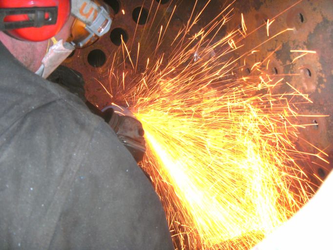 Funken spr&uuml;hen in der Feuerb&uuml;chse (Gr&ouml;&szlig;e 73 Kb)