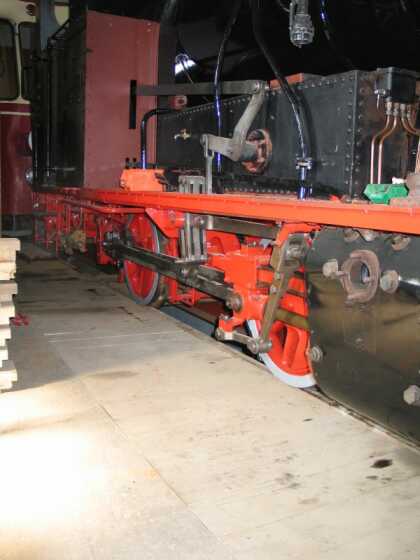 Die Treib- und Kuppelstangen sind wieder dran (Gr&ouml;&szlig;e 22 Kb)