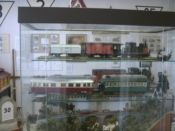 Vitrine mit Modellen und Dioramen (Größe ca. 34 Kb)