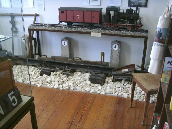 Werkzeuge und Life-steam Modell (Größe ca. 38 Kb)