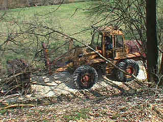 Der Radlader bringt einen Stapel Schwellen (16Kb)