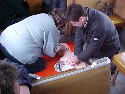 Ein Tf bei der Herzdruckmassage (Größe ca. 17 Kb)