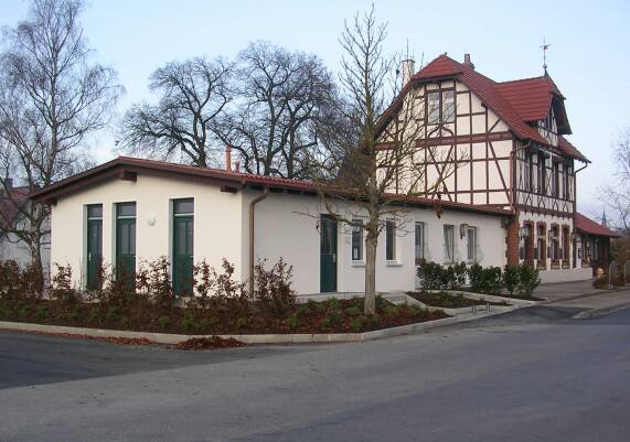 Fahrkartenschalter und Toilettenanlage Neresheim (Gr&ouml:&szlig;e ca. 43kb)