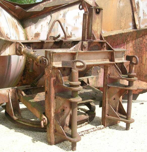 Die Aufh&auml;ngung des Schneepflug  (Gr&ouml;&szlig;e 64 Kb)