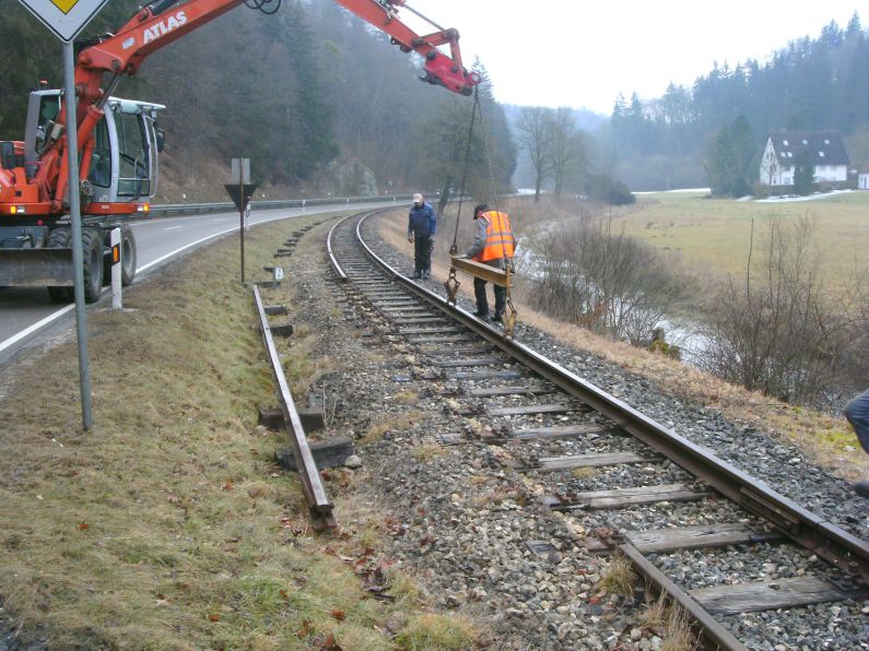 Ablegen der Schienen neben dem Bahndamm (Größ 114 kb)