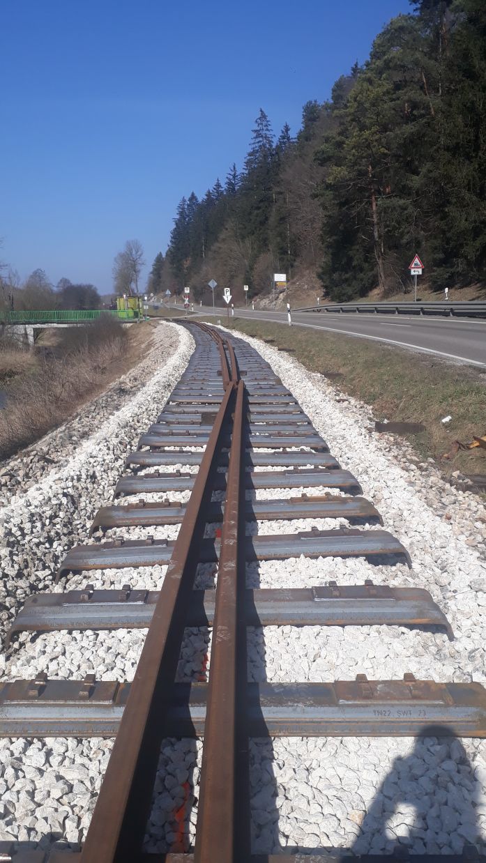 die Schienen liegen wieder auf dem Bahndamm (Größ 177 kb)