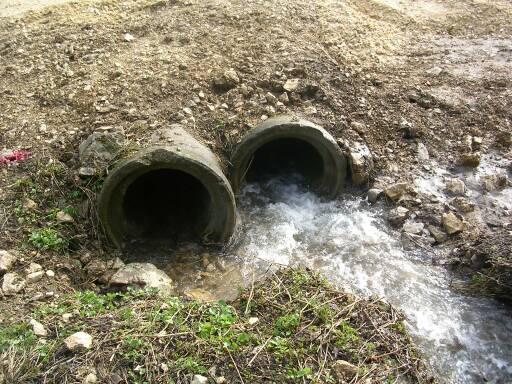 Wasserabzug under dem Bahndamm (Gr&ouml;&szlig;e ca. 65kB)