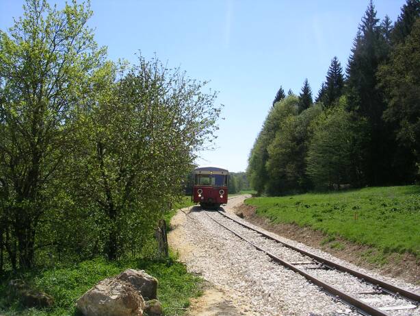 T33 kommt vom Gleisende (Größe ca. 66kB)