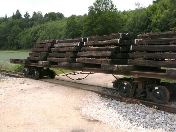 Beladener Schwellentransportwagen am BÜ 3 (Größe ca. 40 kB)