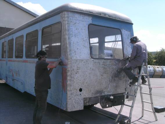 Beginn der Schleifarbeiten an der Karosserie (Größe ca. 29 kb)