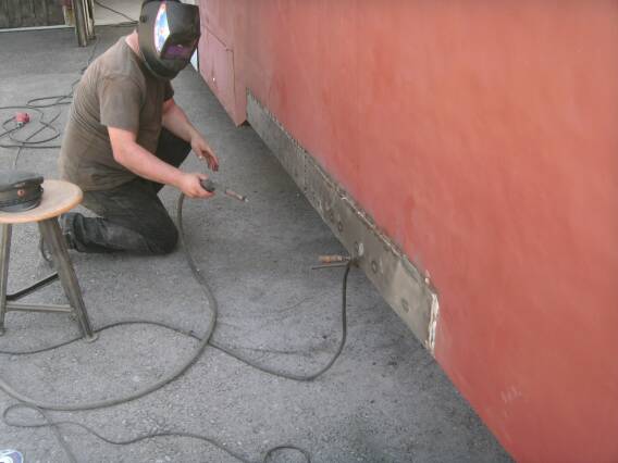 Ausbesserungen in der Karosserie (Größe ca. 24 kb)