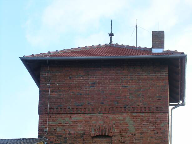 Ein neues Dach, mit Spitze und Funkantenne (Größe ca. 28 Kb)