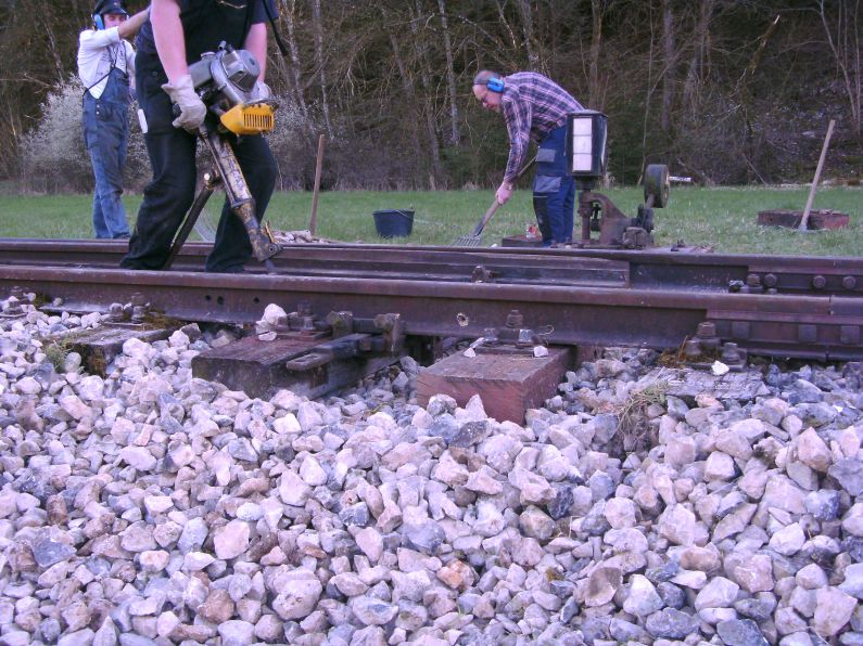 Schwellen stopfen (127Kb)