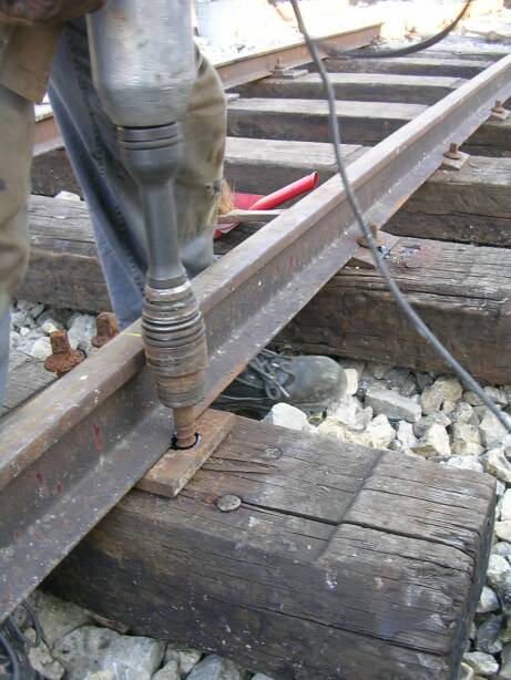 Eindrehen der Schrauben (Gr&ouml;&szlig;e ca. 49 Kb)