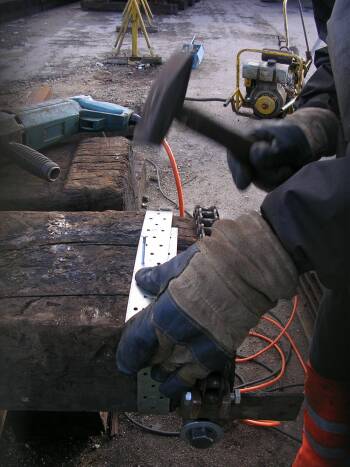 Festnageln der Enden des Bandes (Gr&ouml;&szlig;e ca 27 kb)