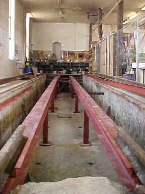 Grube im Lokschuppen mit St&auml;nderkonstruktion (12,5 Kb)