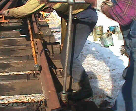 Festschrauben der Schienen (27Kb)